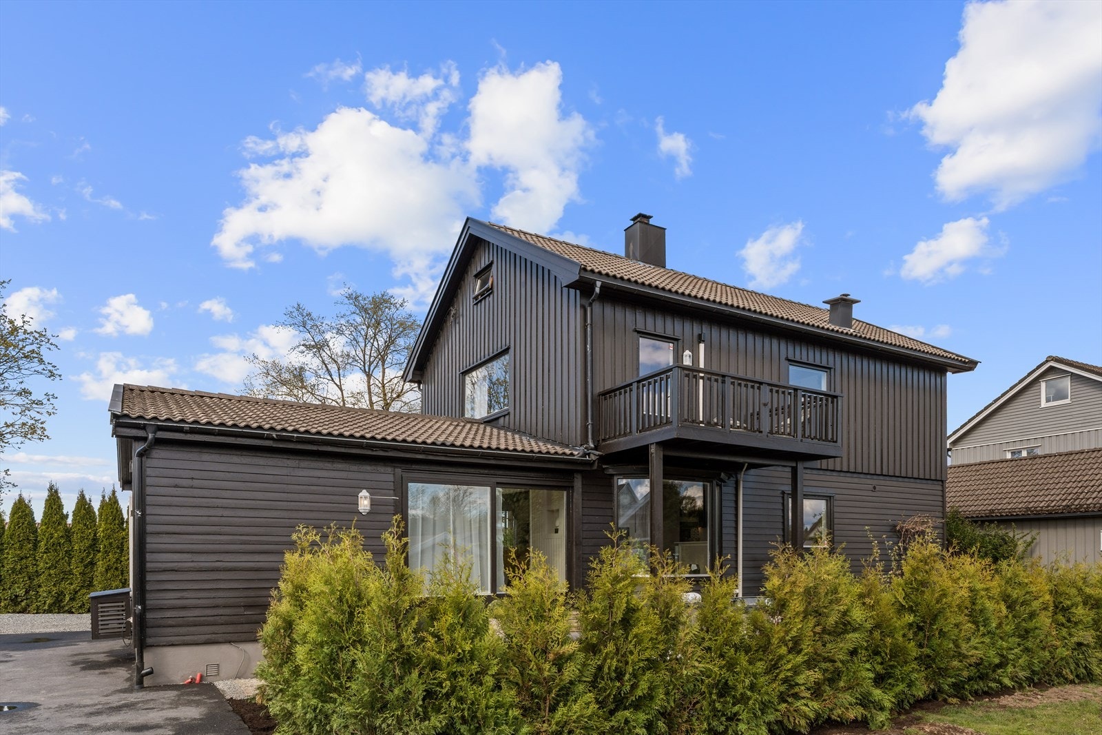 Uteplasser i begge etasjer gjør seg godt spesielt på sommerstid, og grønn hage gir mulighet for aktivitet. Galleribilde