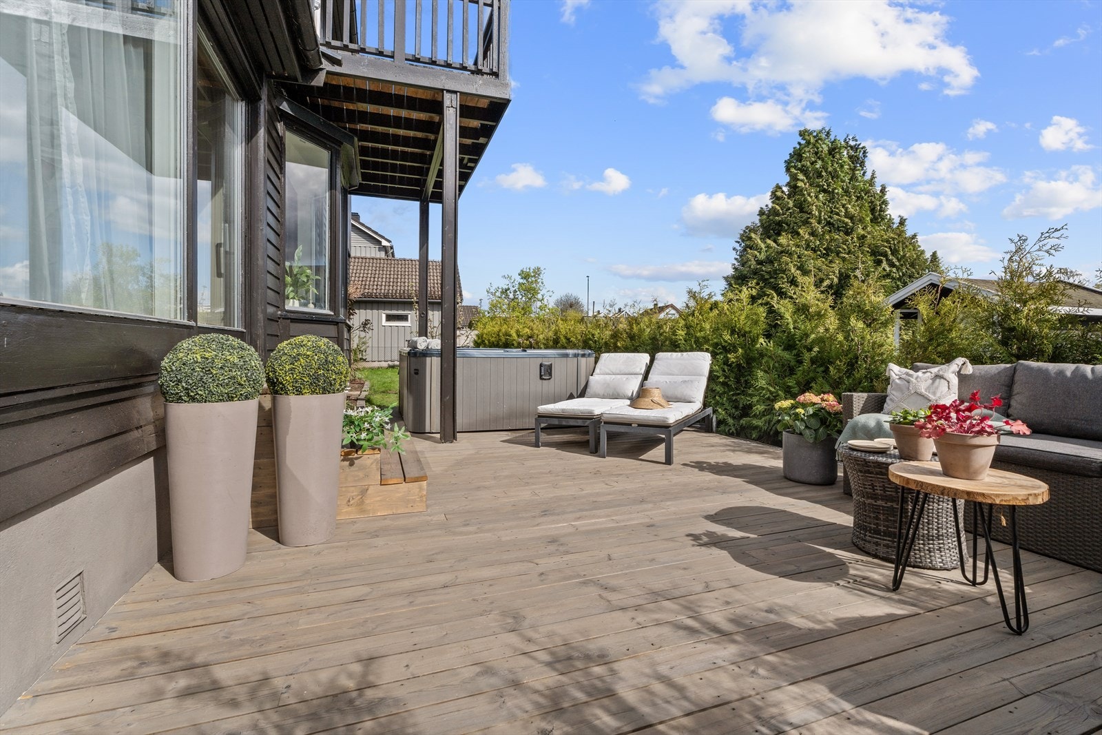 Terrassen på 24 kvm er sydvendt med meget gode solforhold hele dagen. Perfekt for sommerdagene! Galleribilde