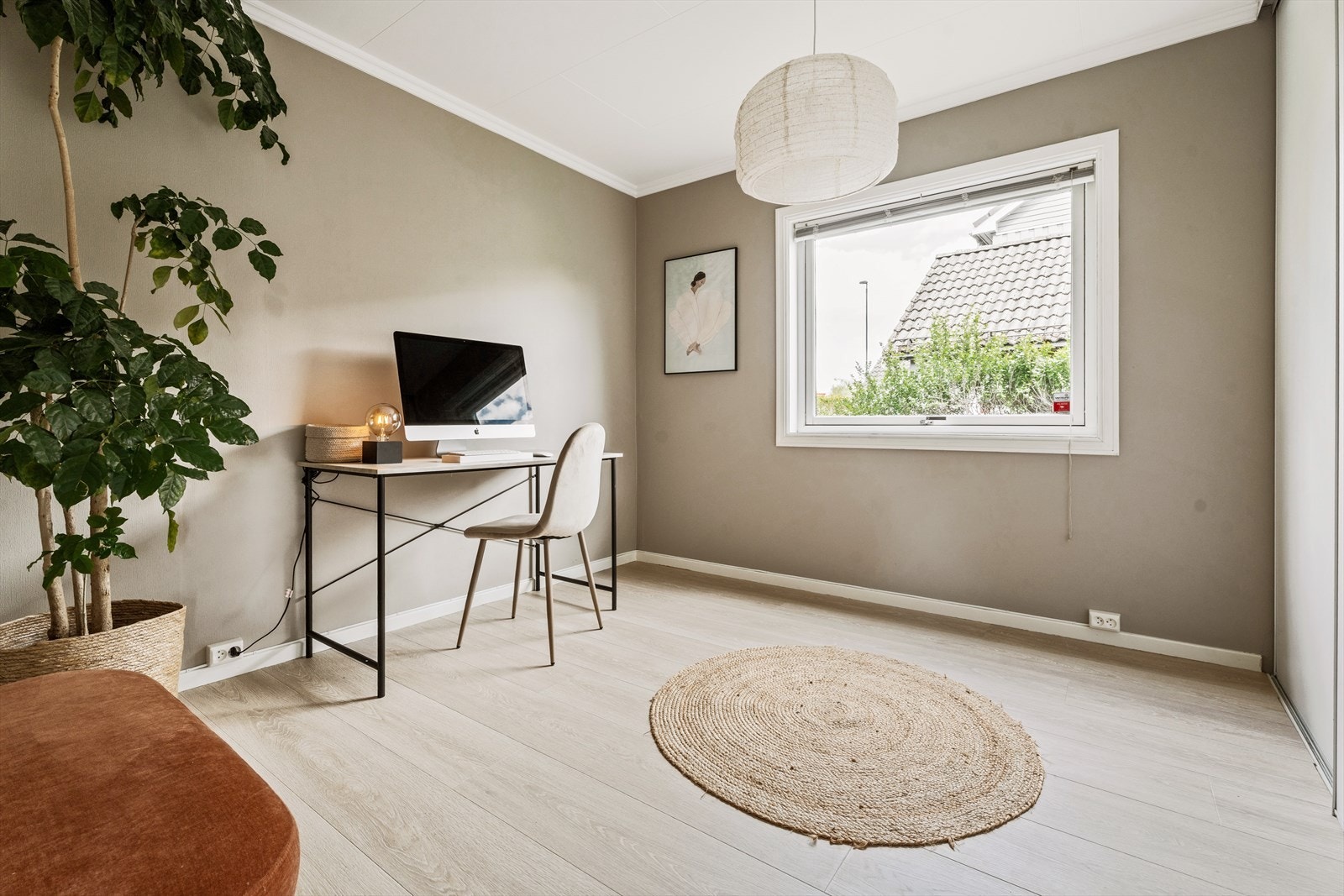 Samtlige soverom har stort vindu med solskjerming for godt naturlig lys og utsyn mot hage. Galleribilde