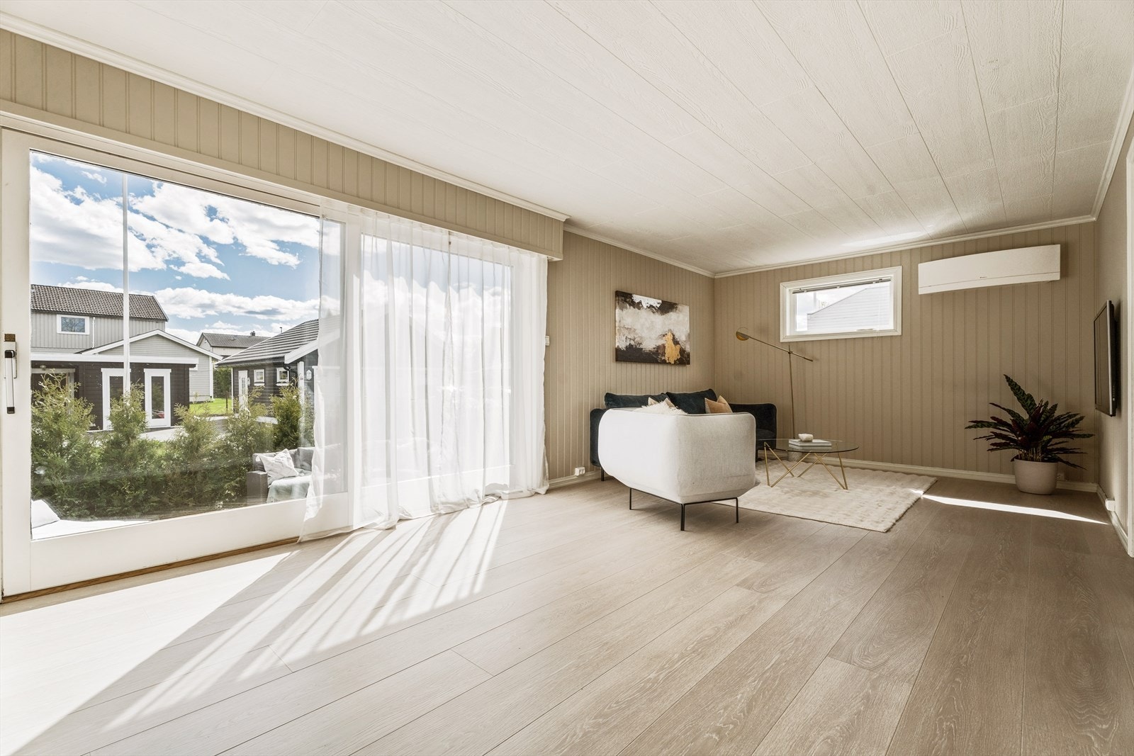 Stor skyvedør med glassfelt slipper inn rikelig med naturlig lys og gir adkomst til terrasse med jacuzzi. Galleribilde