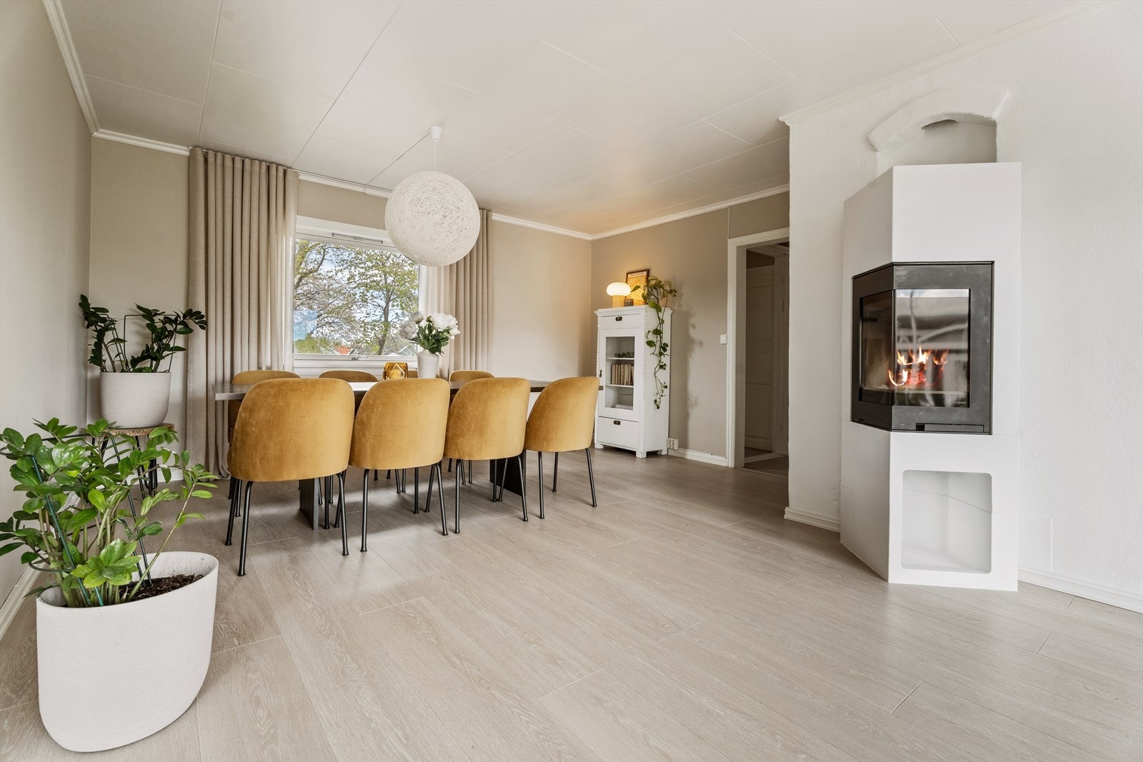 Dagens spisestue er funksjonelt plassert i nærhet til kjøkkenet. Galleribilde