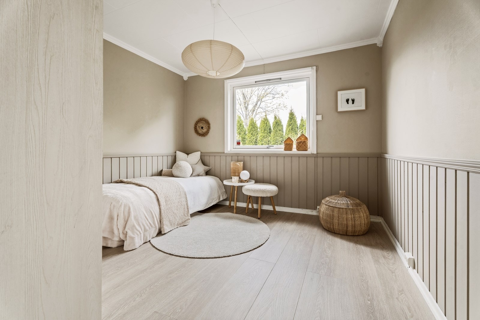 De tre soverommene har meget god størrelse, samme 1-stavs laminat og behagelige farger. Galleribilde