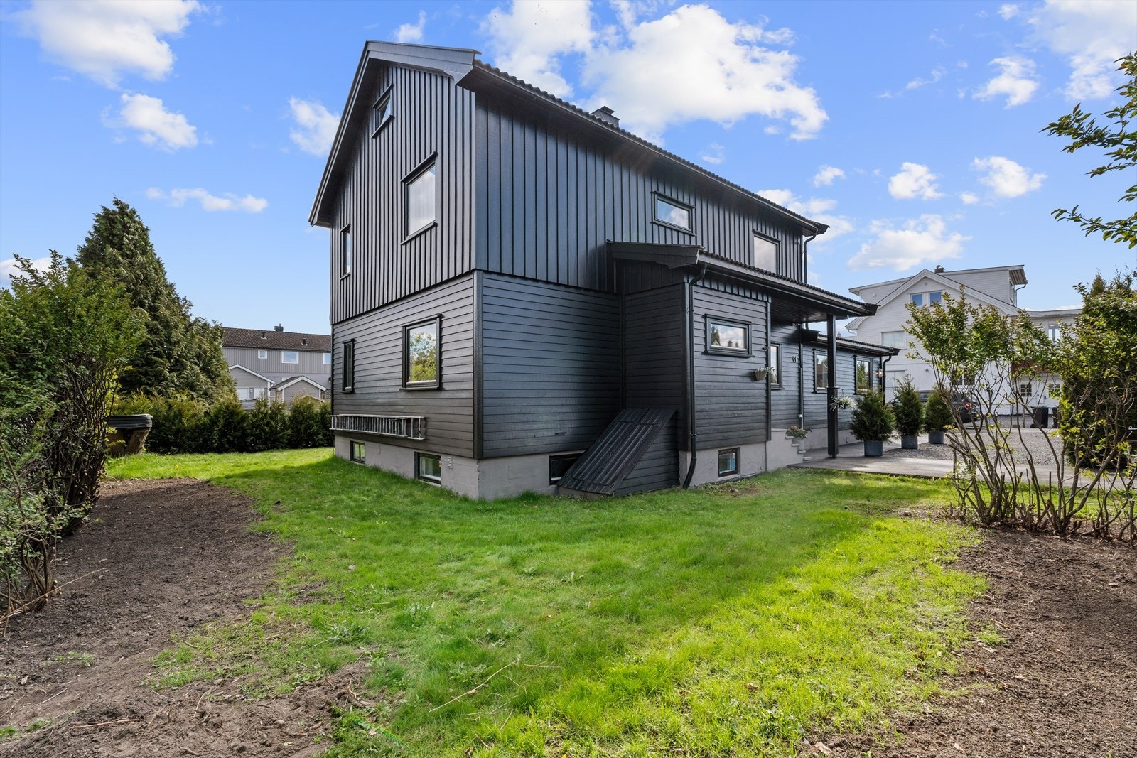 Hagen strekker seg på to sider av boligen. På baksiden av inngangsparti er det kjellerlem. Galleribilde