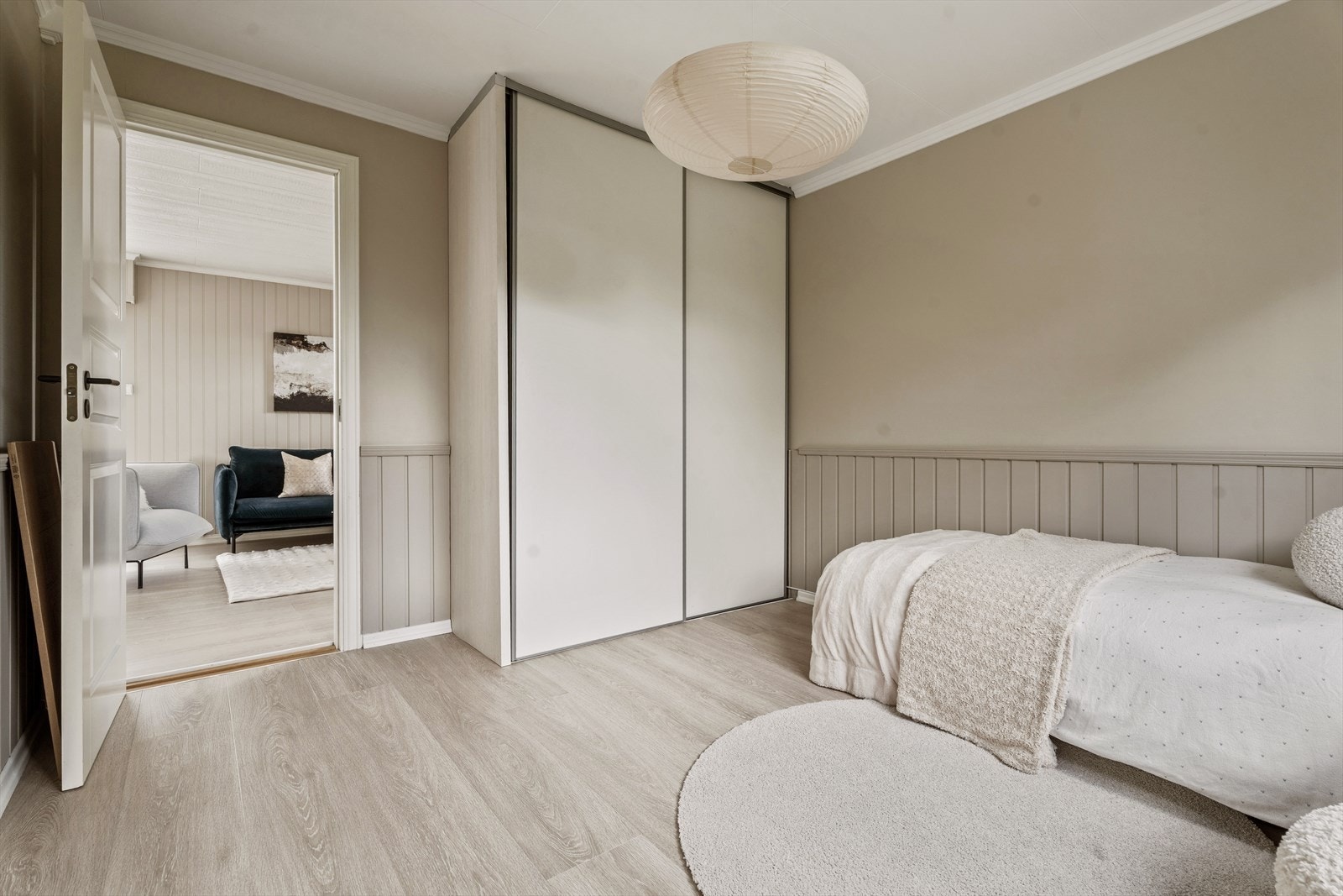 To av rommene er innredet med skyvedørsgarderobe. Galleribilde