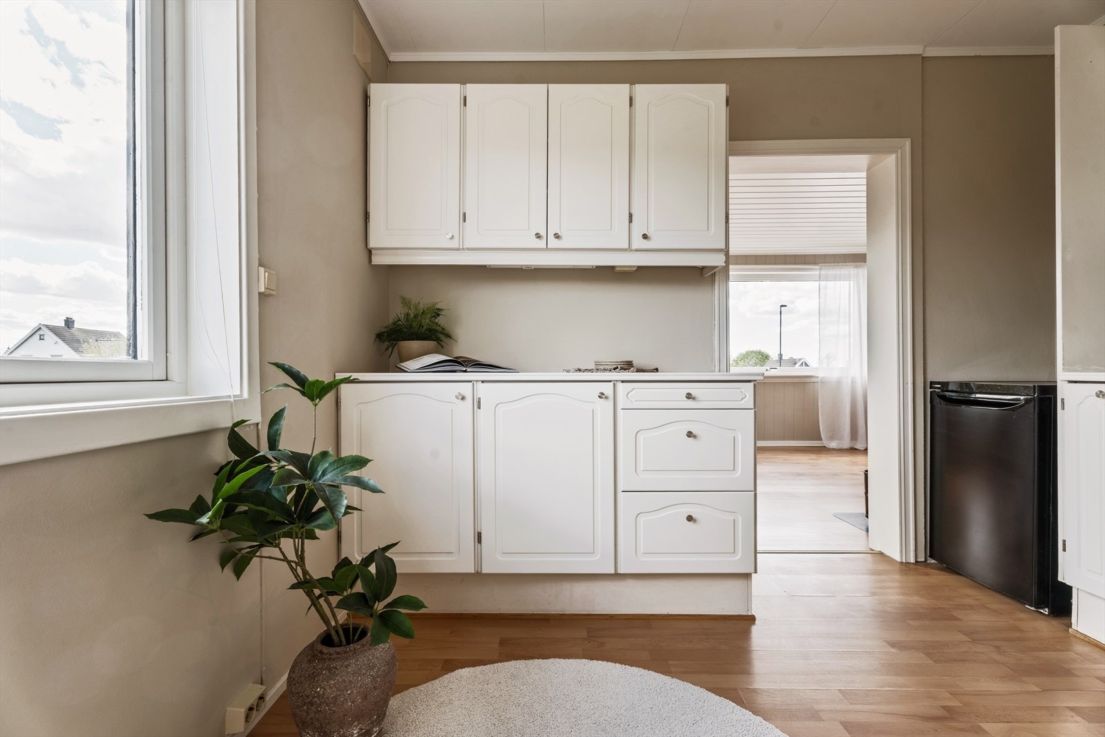 Det medfølger komfyr, oppvaskmaskin og et kjøleskap. Galleribilde