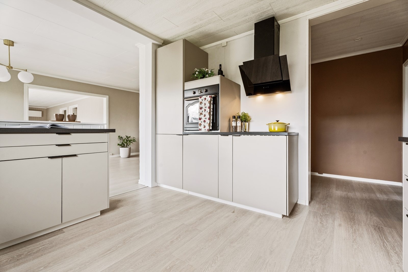 Kjøkkenet har fronter fra 2025 med en moderne og samtidig tidløs greige fargetone. Galleribilde