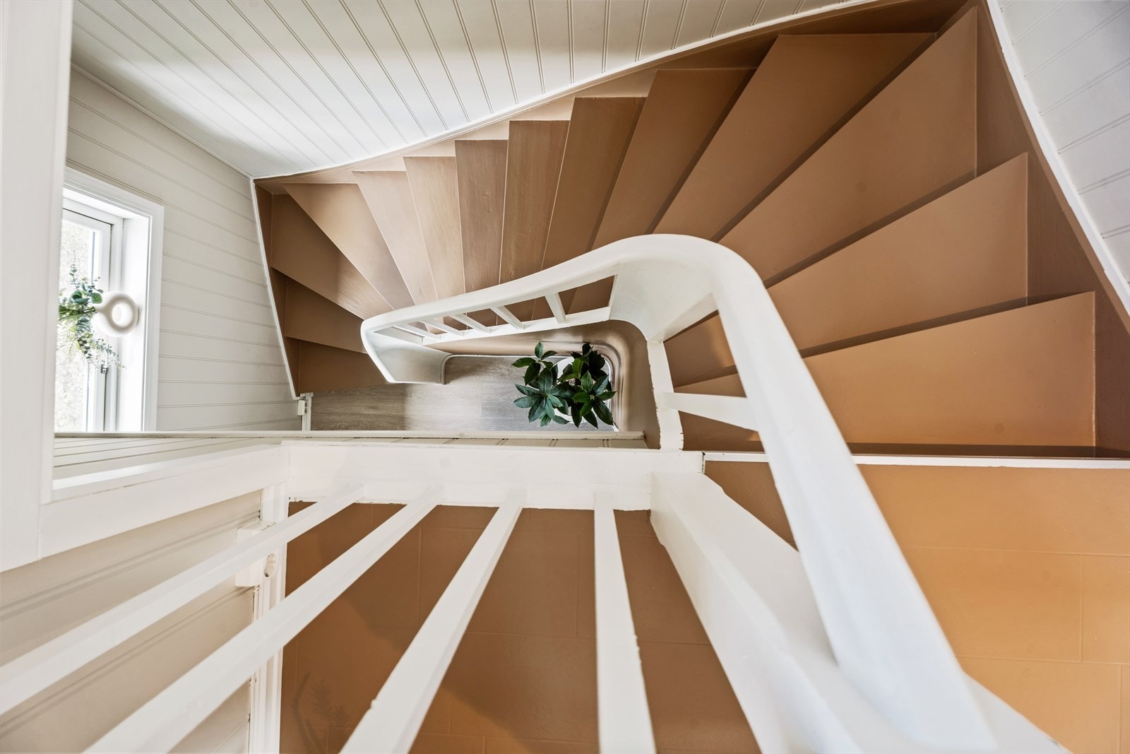 Trapp fra felles inngangsparti i 1. etasje fører opp til gang i 2. etasje. Galleribilde