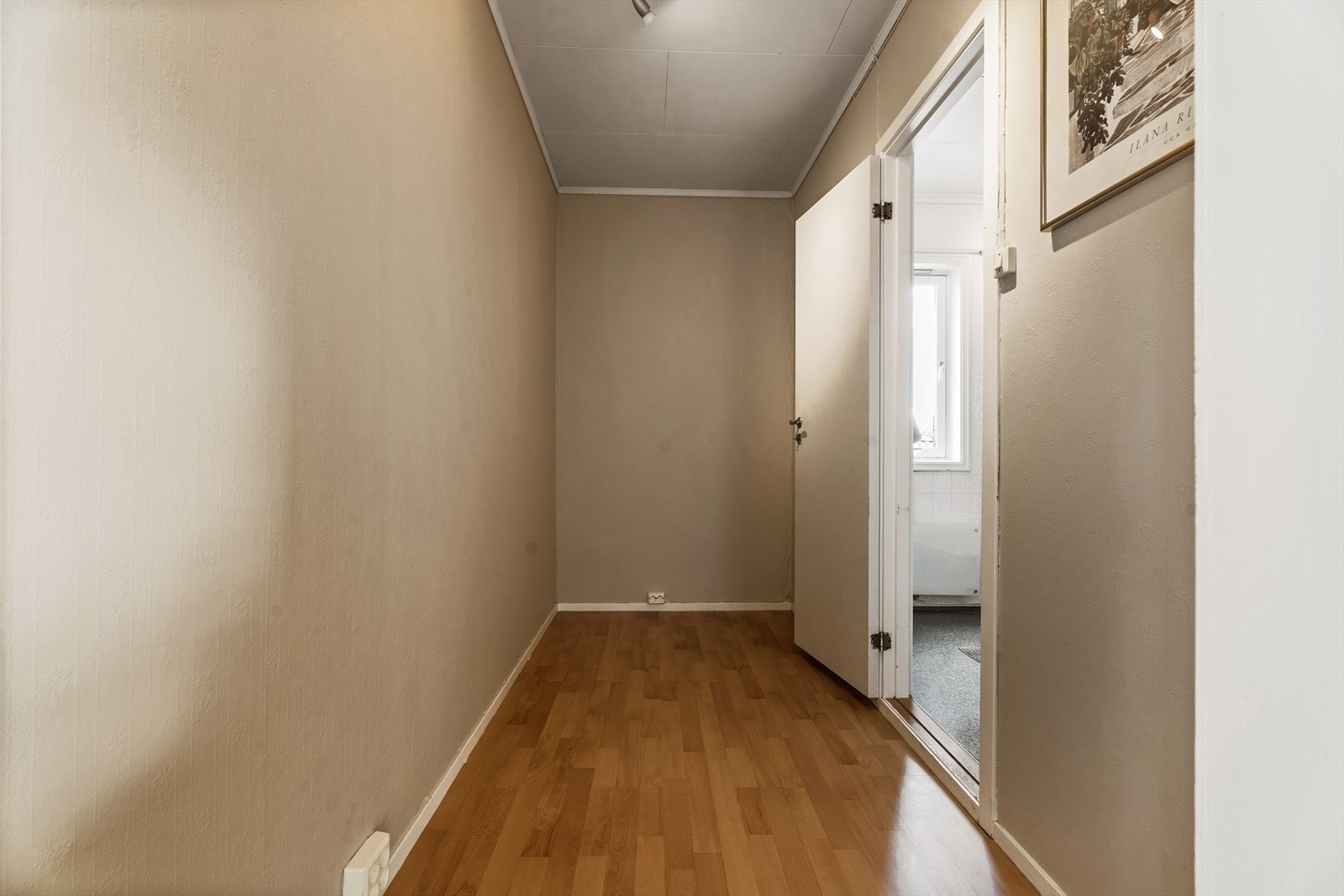 Utenfor badet er det et praktisk bodrom. Galleribilde