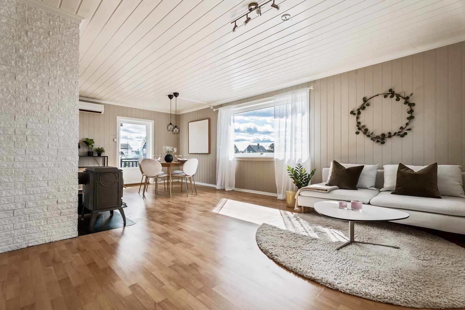 Stuen har god plass til sofagruppe og spisestue i åpen løsning. Galleribilde