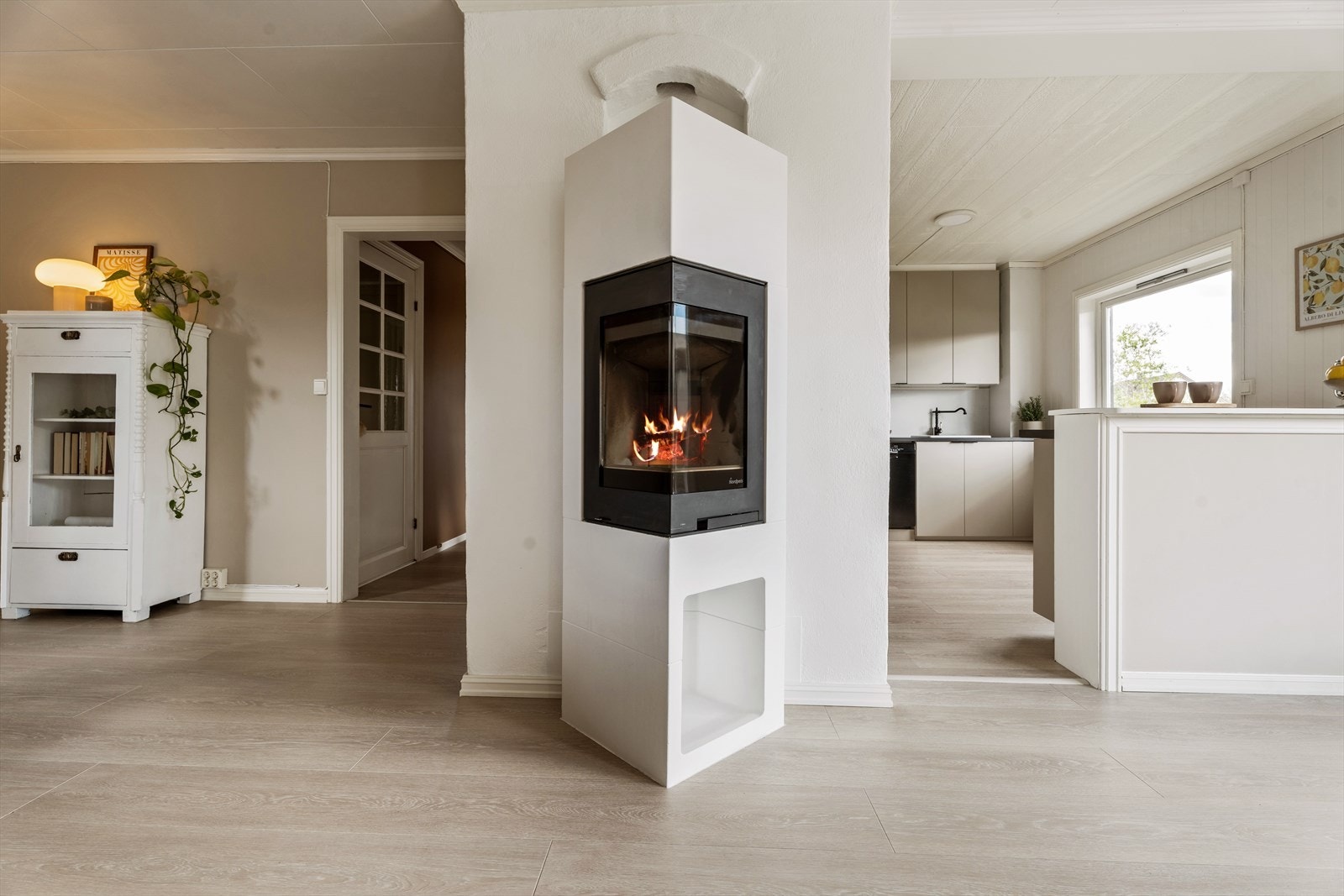 Ved dagens spisestue står en flott peisovn med glassfronter for ekstra varme og hygge på kjølige dager. Galleribilde