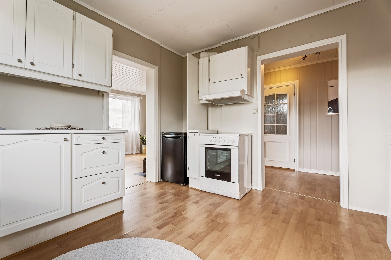 Kjøkkenet ligger delvis adskilt fra stue og har videre adkomst til gang og bod/gang ved bad. Galleribilde