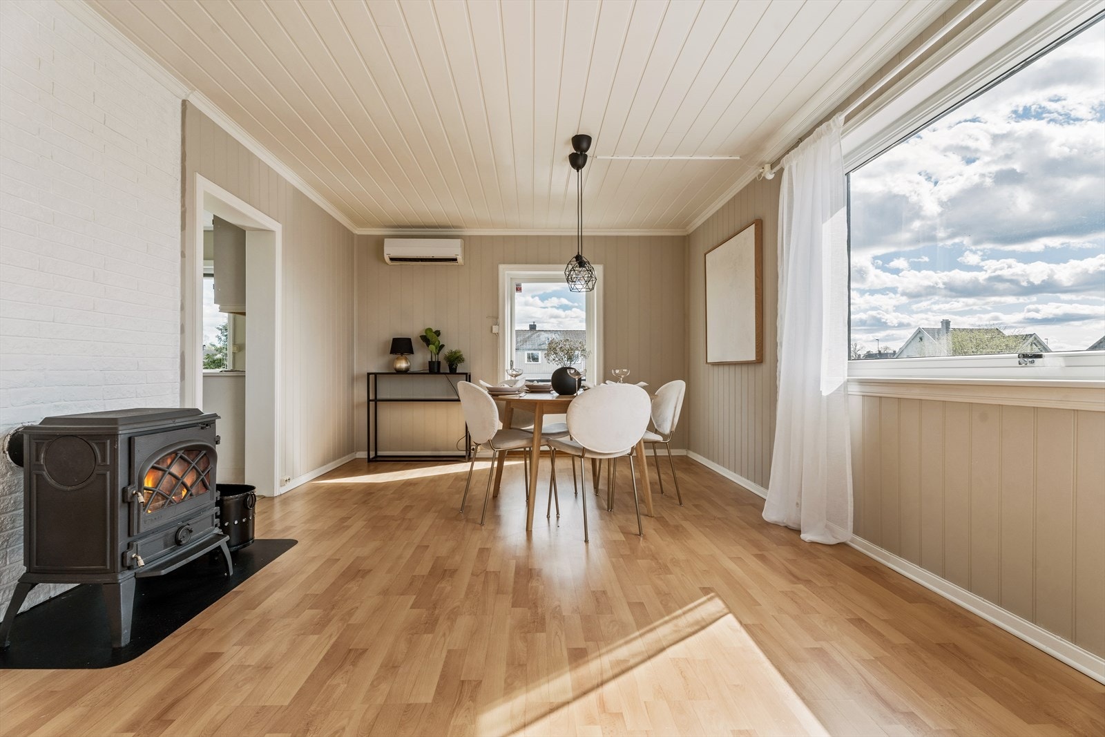 Store vinduer på flere vegger gir gjennomgående naturlig lys og fint utsyn. Varmepumpe gir jevn oppvarming hele året. Galleribilde