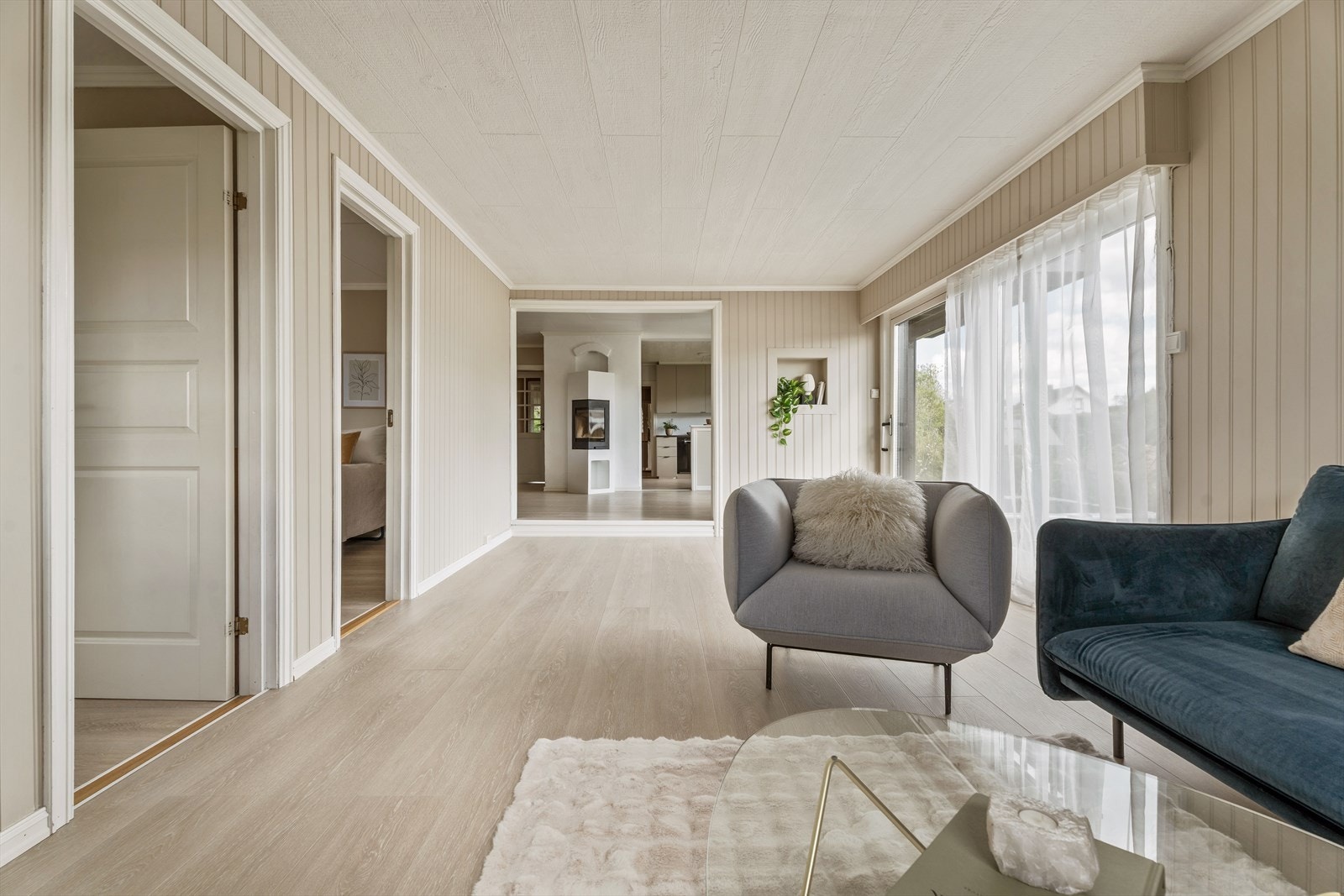 Den gode størrelsen og åpen løsning mellom rommene gir fin romflyt og en god atmosfære. Galleribilde