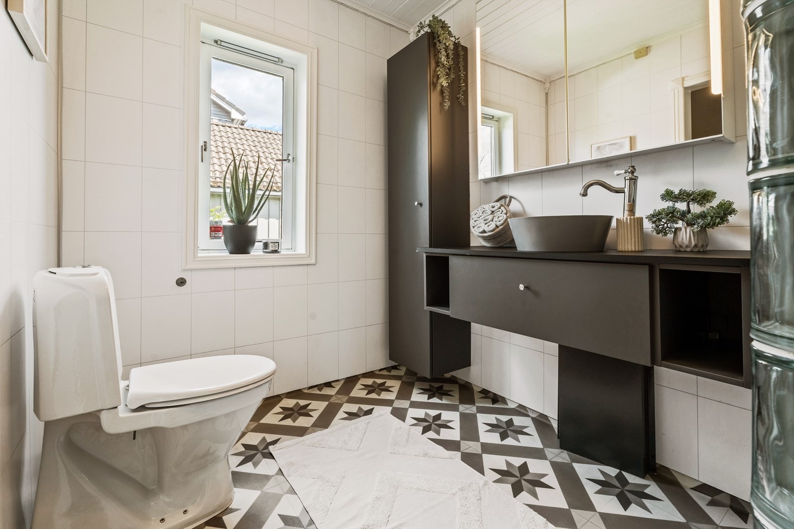 Badet ble pusset opp i 2021 og har fin størrelse med slitesterk linoleum på gulv, varmekabler og våtromsplater. Galleribilde