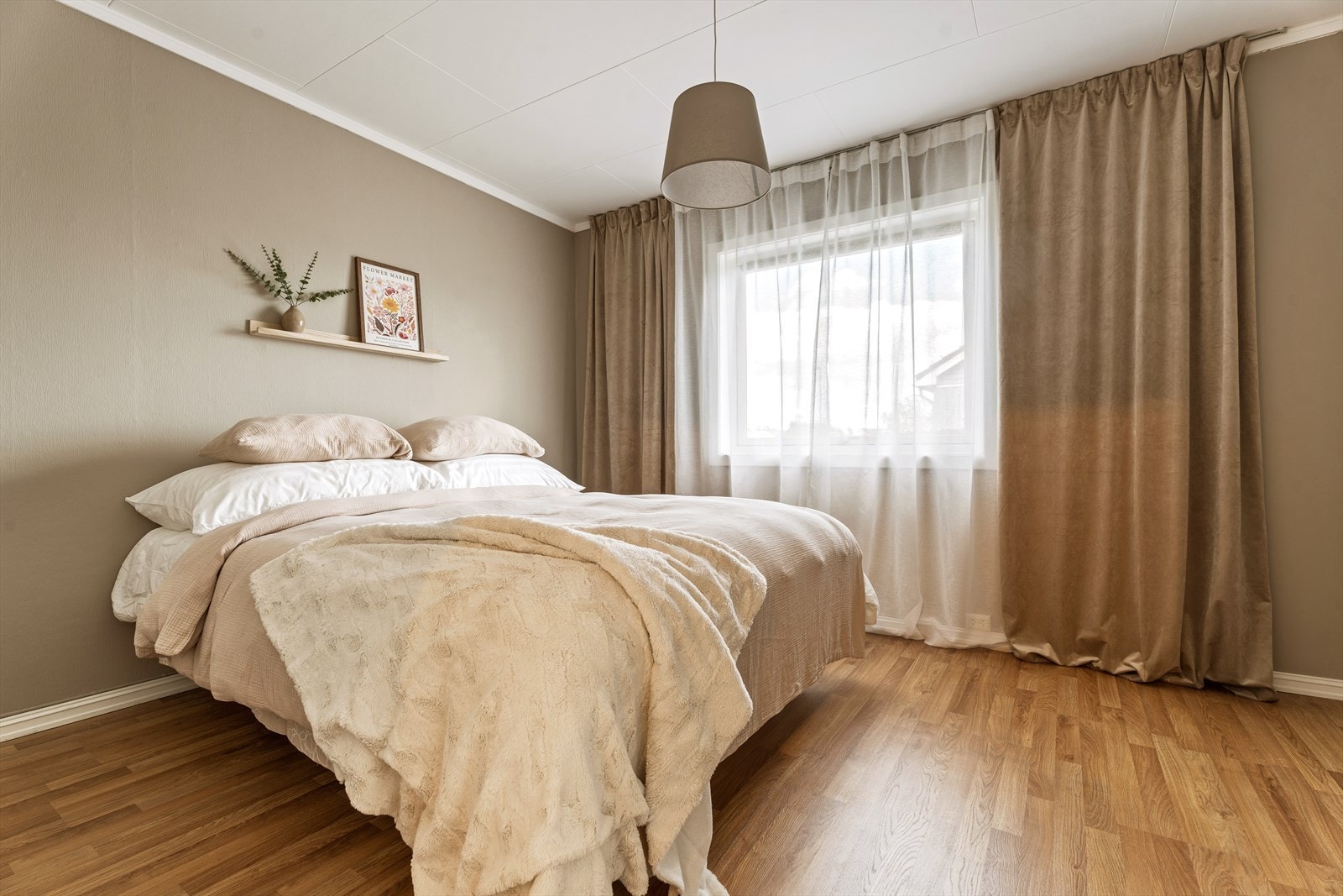 2. etasje har ett stort soverom plassert i mellomgang, med god plass til dobbeltseng med tilhørende møblement. Galleribilde