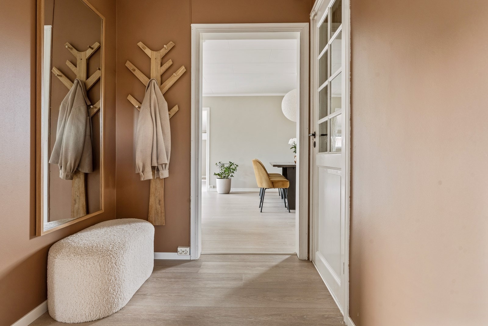 Fra felles trapperom er det adkomst til egen gang for 1. etasje med knappoppheng og plass til møblement. Galleribilde