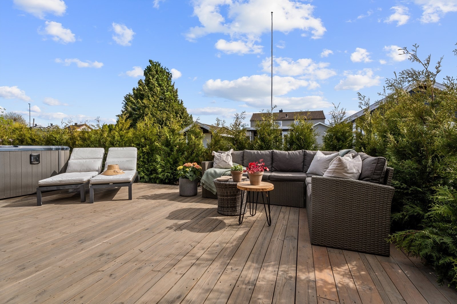 En hel tomannsbolig med barnevennlig og fin beliggenhet i et attraktivt villaområde på Ekholt. Galleribilde