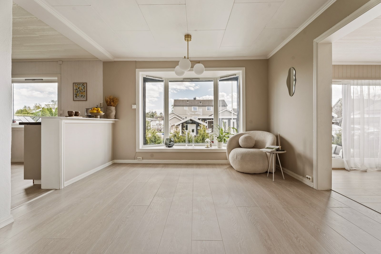 Stort karnappvindu gir en fin detalj til rommet og slipper inn rikelig med lys. Galleribilde