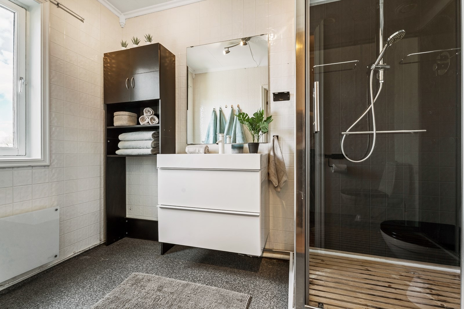 Badet i 2. etasje er eldre med belegg på gulv og flislagte vegger. Galleribilde