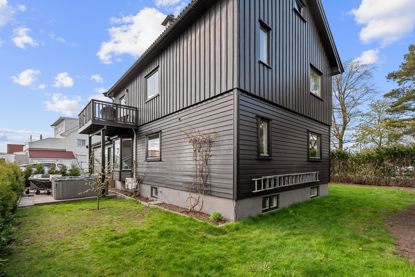 Tomt har gode sol- og lysforhold, opparbeidet med gressplen, diverse beplantning, prydbusker, hekk, bed m.m. Galleribilde