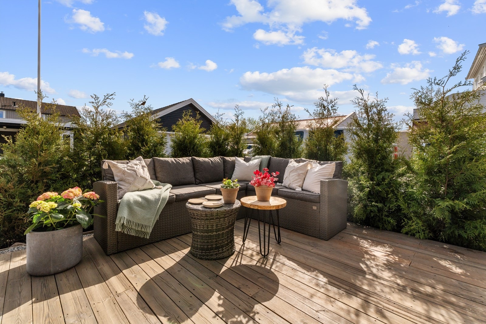 Uteplassen er omkranset av hekk for skjerming og har plass til møblement for både måltider og avslapning. Galleribilde