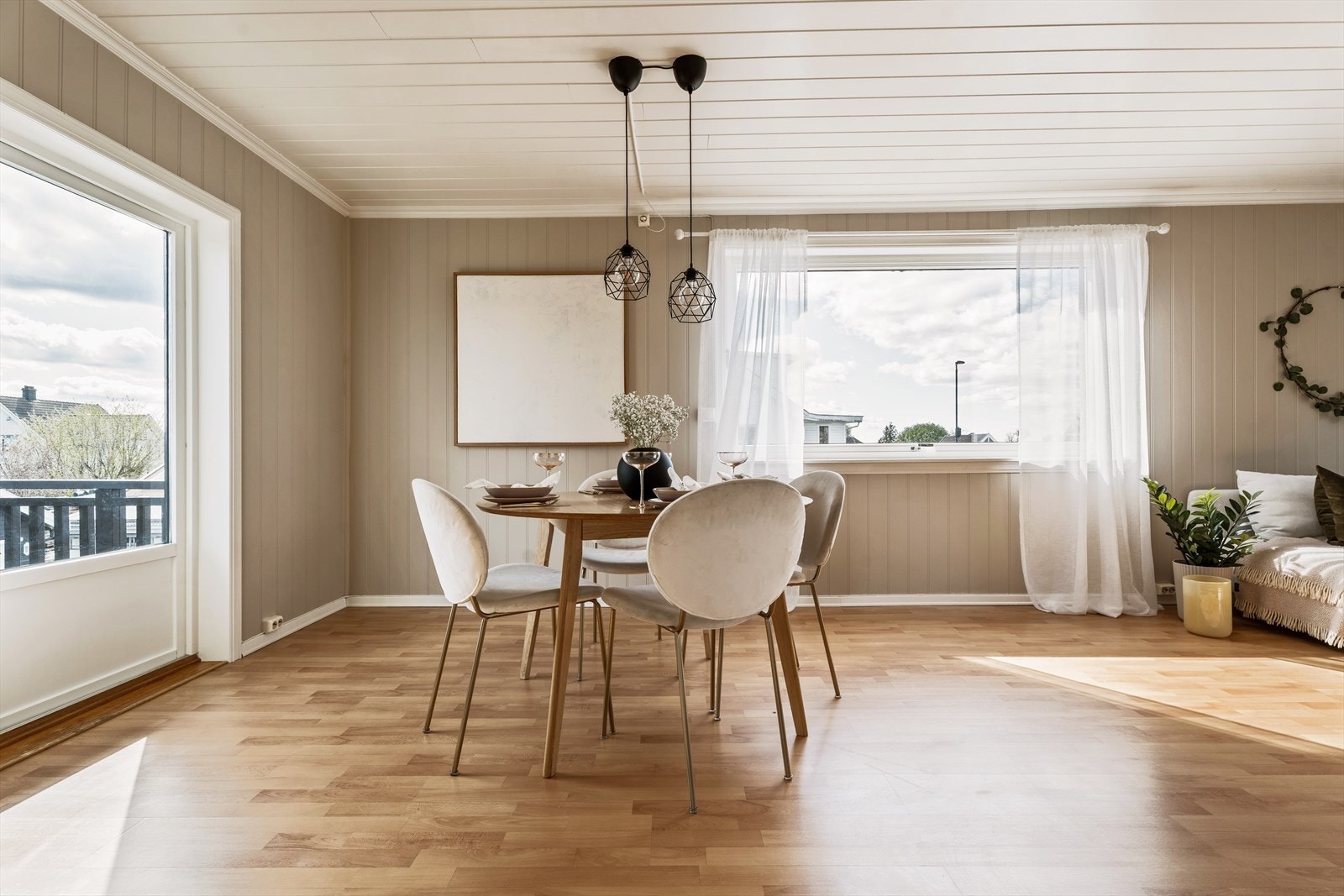 Ved dagens spisestue fører dør ut til sydvendt balkong på 6 kvm. Galleribilde