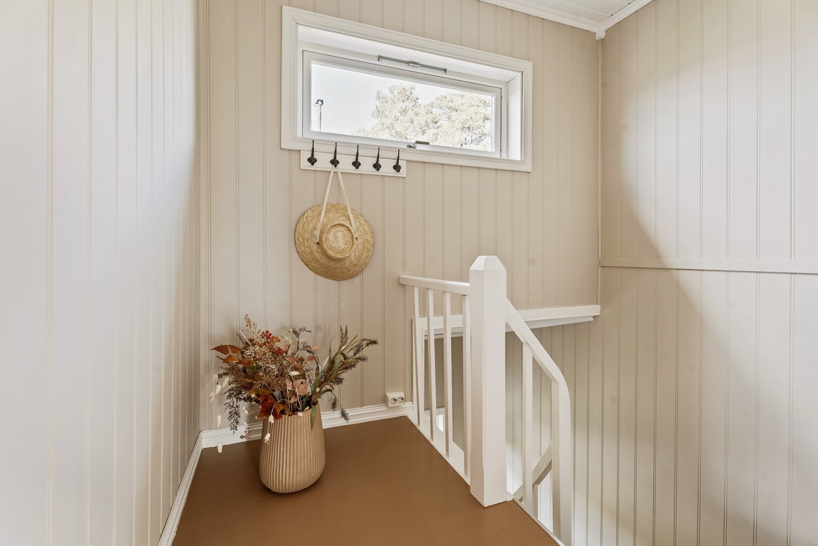 Gang har knaggrekke for oppheng av yttertøy og plass til sittemøbel el.l. Galleribilde