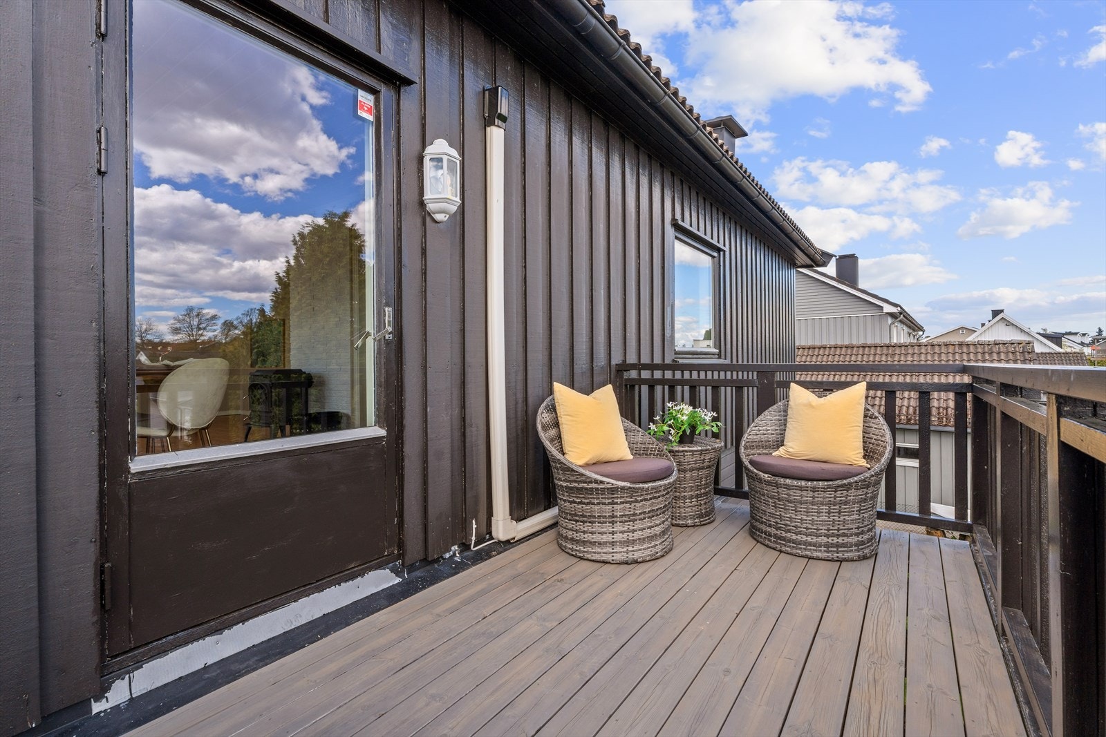 På balkong er det plass til møbel der solen kan nytes hele dagen, og høytliggende utsikt mot nabolaget og felles hage. Galleribilde