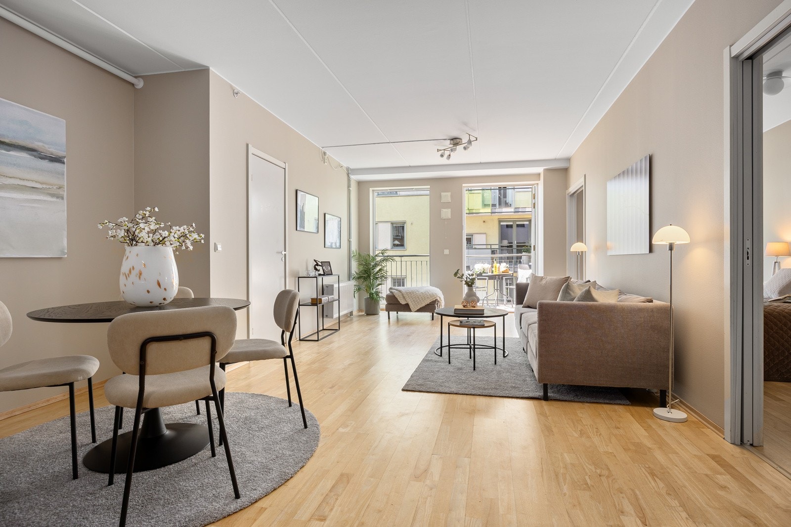 Stuen har plass til både sofagruppe og spisestue. Galleribilde