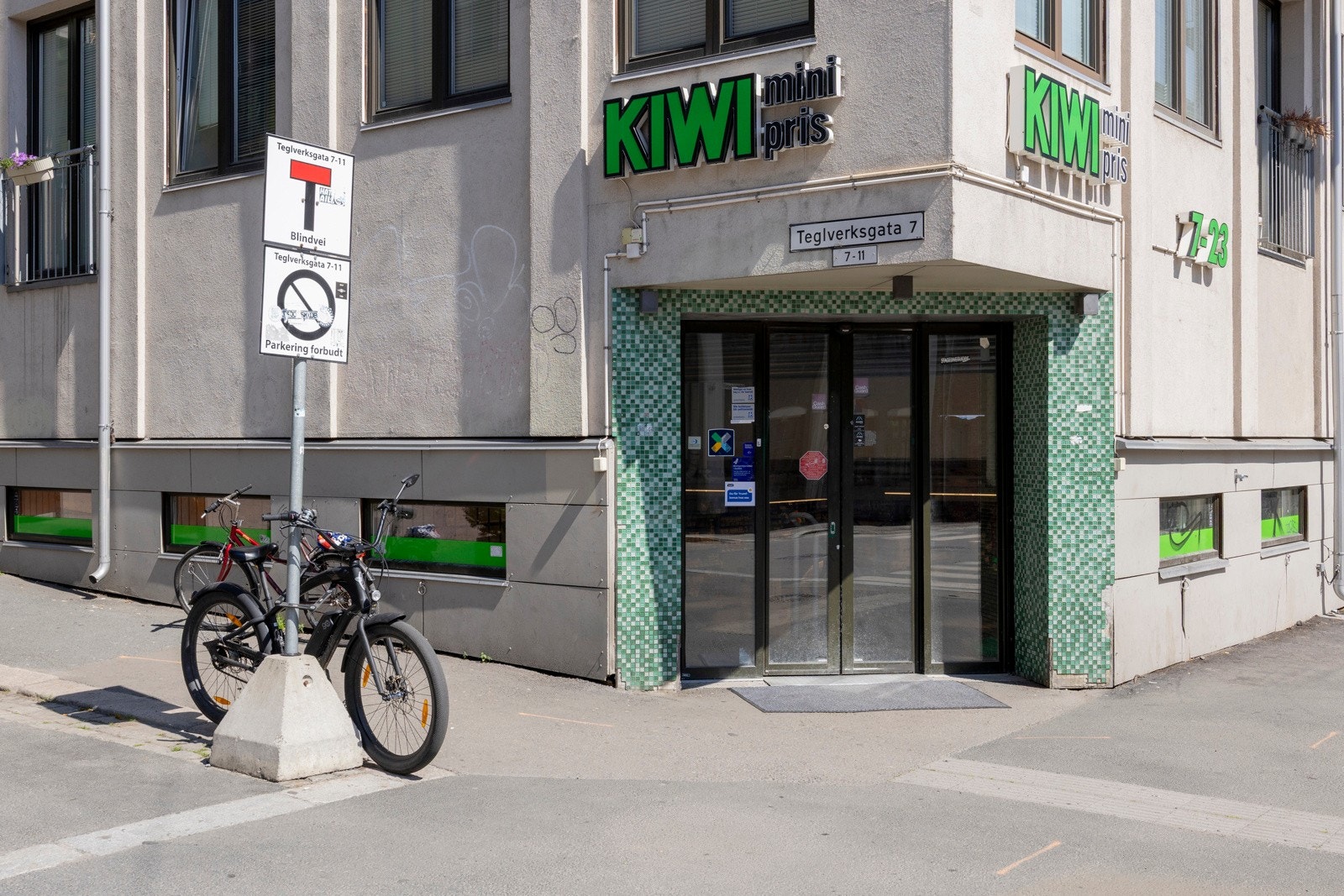 På hjørnet av bygget er det en stor KIWI som gjør hverdagshandel enkel. Galleribilde