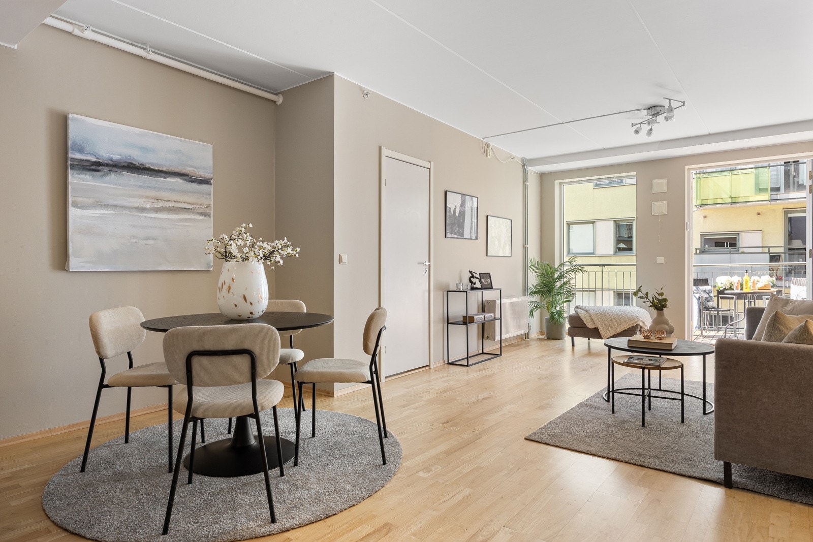 Plass til spisebord rett ved kjøkkenet. Galleribilde