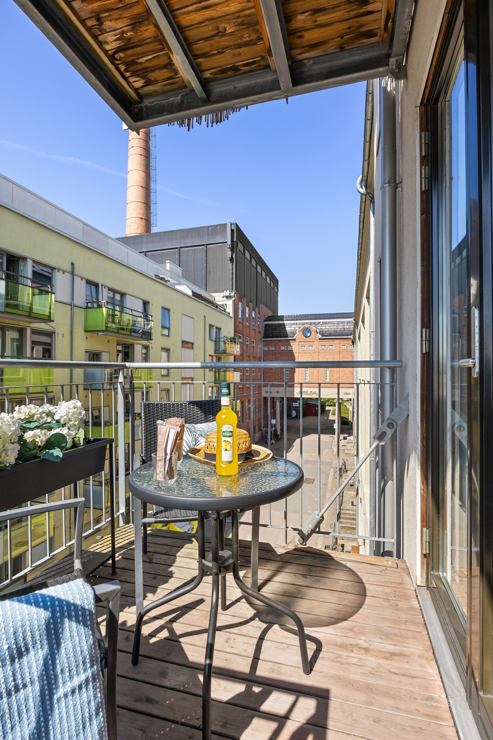 Merk at balkongen er vid og har plass til grill og utemøbler. Galleribilde