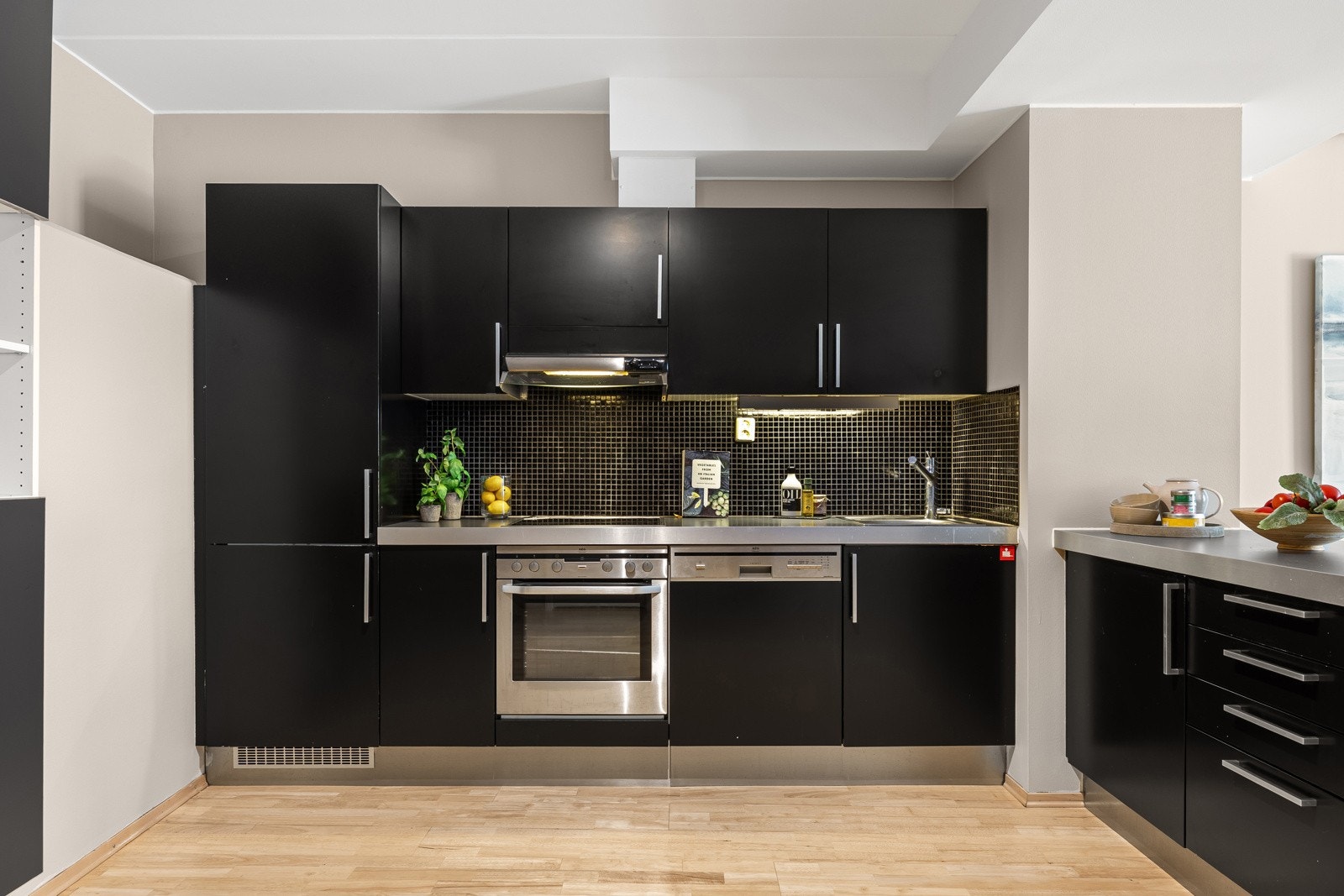 Stilrent kjøkken fra 2006 med sorte, slette fronter og integrerte hvitevarer - alt du trenger er på plass! Galleribilde