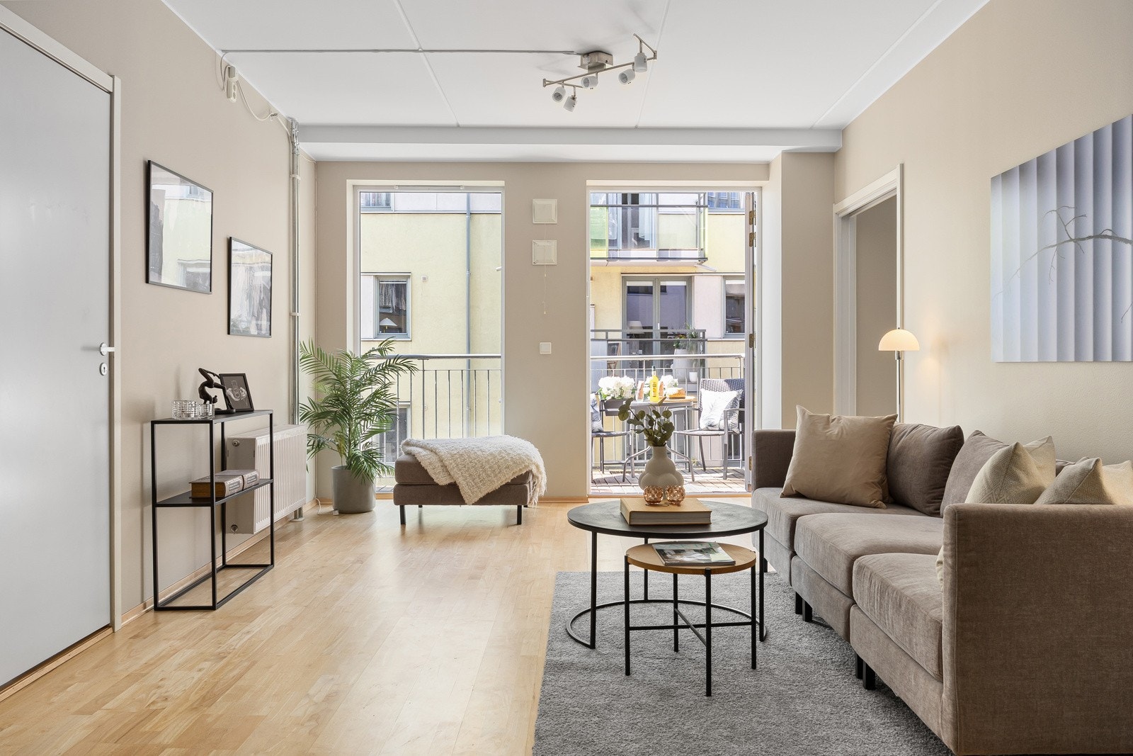 Alle vegger i leiligheten er malt i den fine fargetonen fra Jotun, SAND, som gir et helhetlig preg og alle tak er malt hvitt. Fagmessig utført juni 2025. Galleribilde