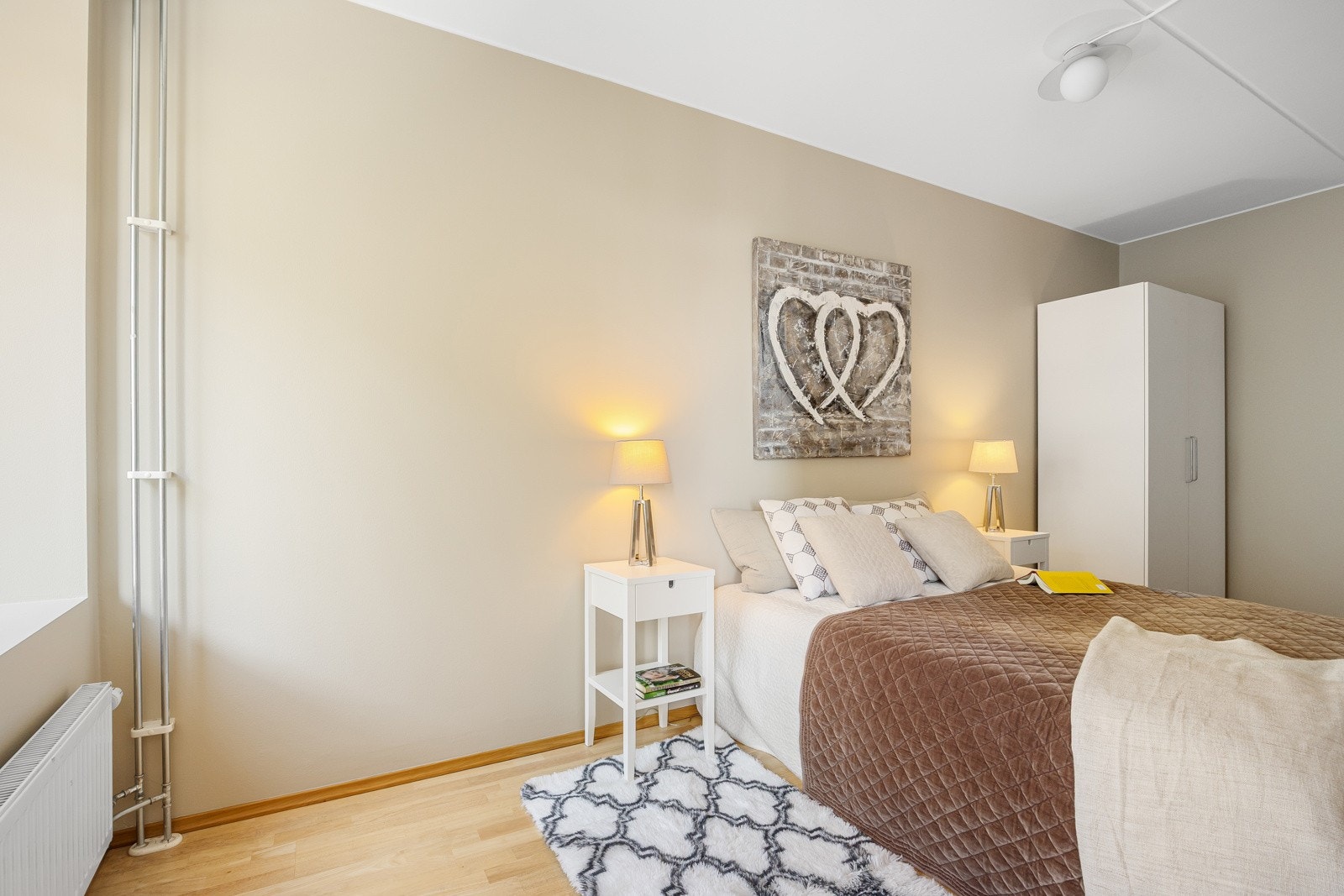 Soverommet har plass til dobbeltseng, nattbord, kontorplass og skap. Galleribilde