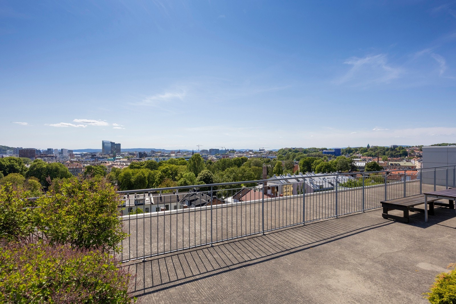 Nyt lange sommerkvelder og sosialt samvær på byggets flotte felles takterrasse. Galleribilde
