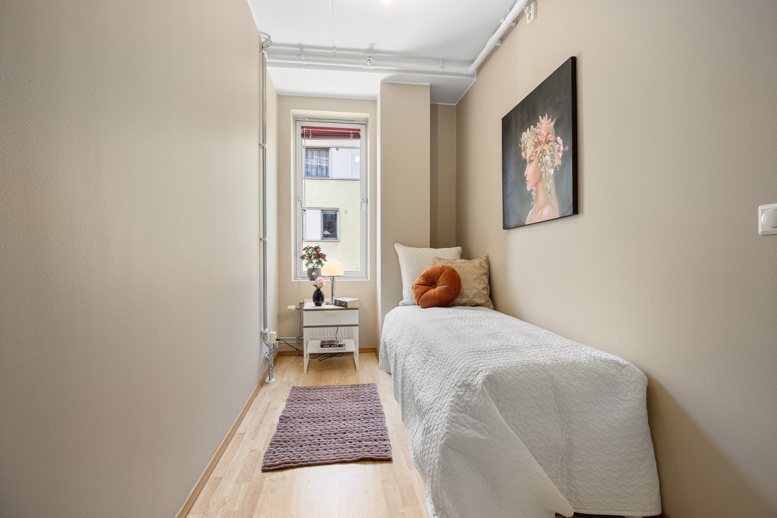 Soverom 2 har plass til seng, nattbord og skap. Galleribilde