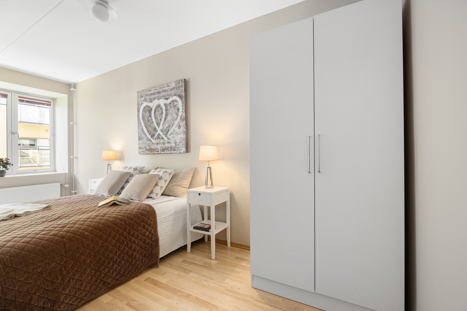 Lyst og harmonisk hovedsoverom med plass til dobbeltseng og garderobeløsning. Galleribilde