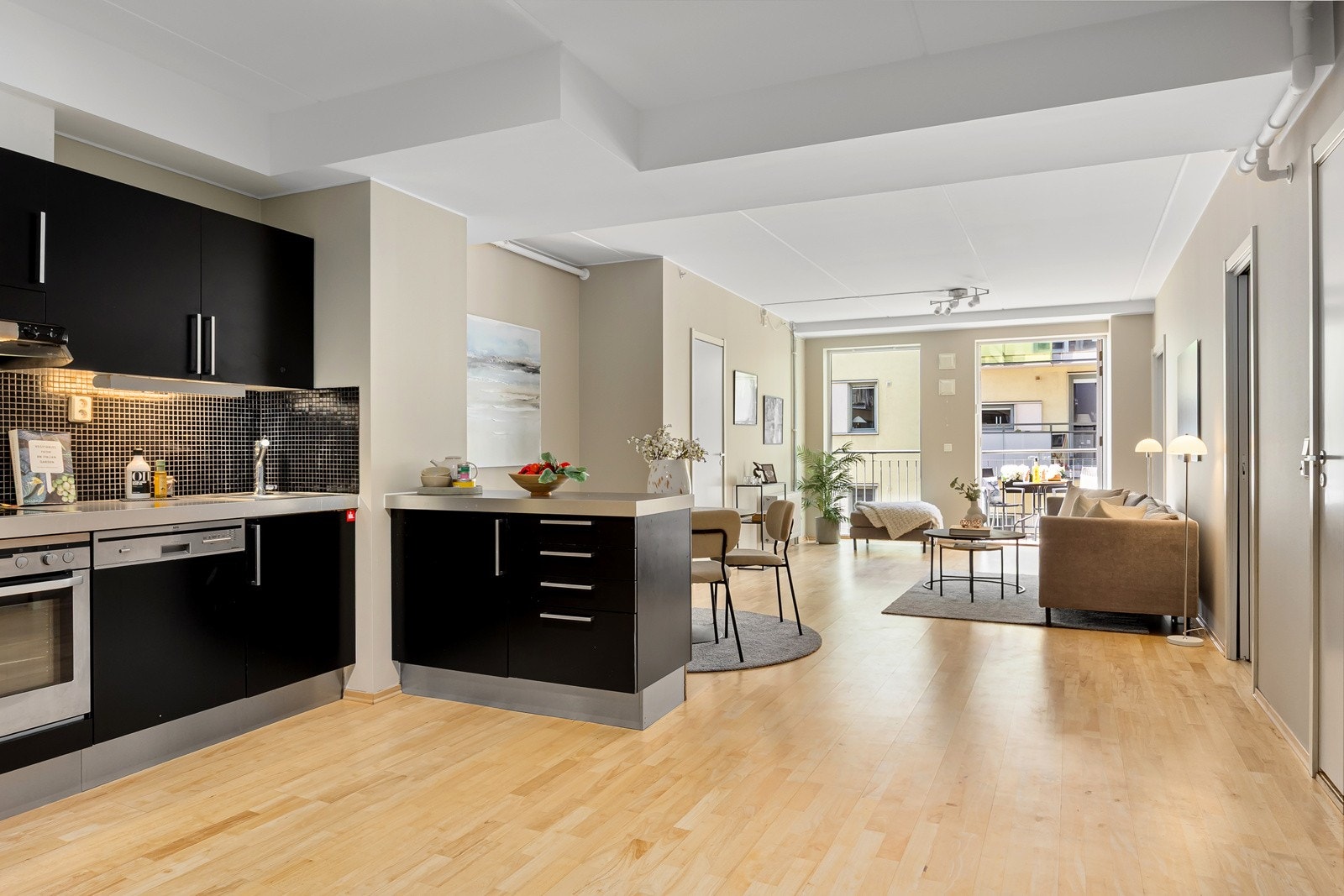 Stor, sosial stue med åpen kjøkkenløsning. Galleribilde