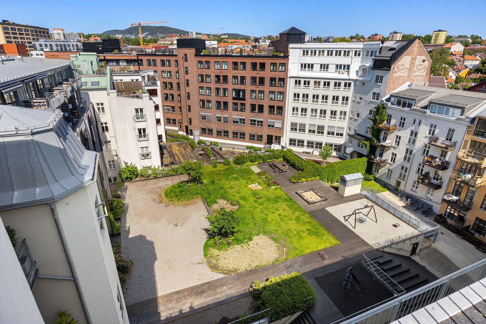 Borettslaget har også flotte utearealer i lukket gårdsrom med lekeapparater og gressplen, samt sykkelparkering. Galleribilde