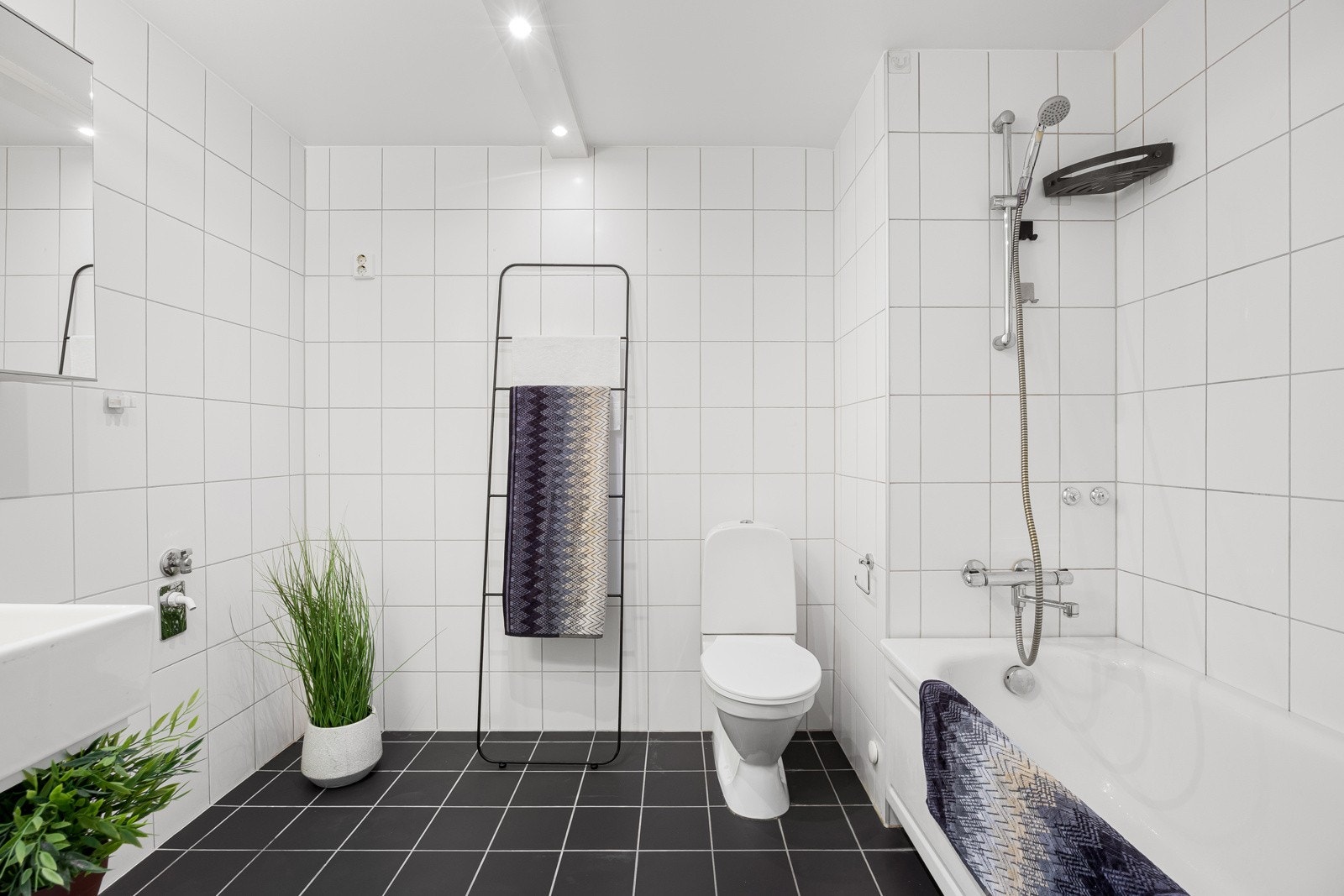 Flott bad med badekar, moderne fliser og behagelig gulvvarme. Galleribilde