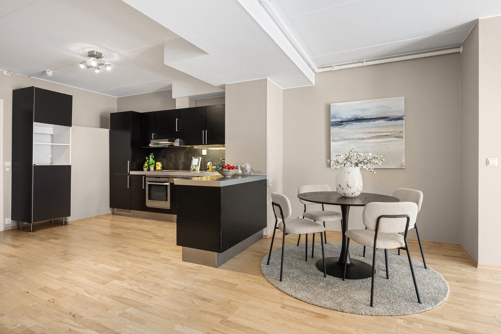 Stor, sosial stue med åpen kjøkkenløsning. Galleribilde