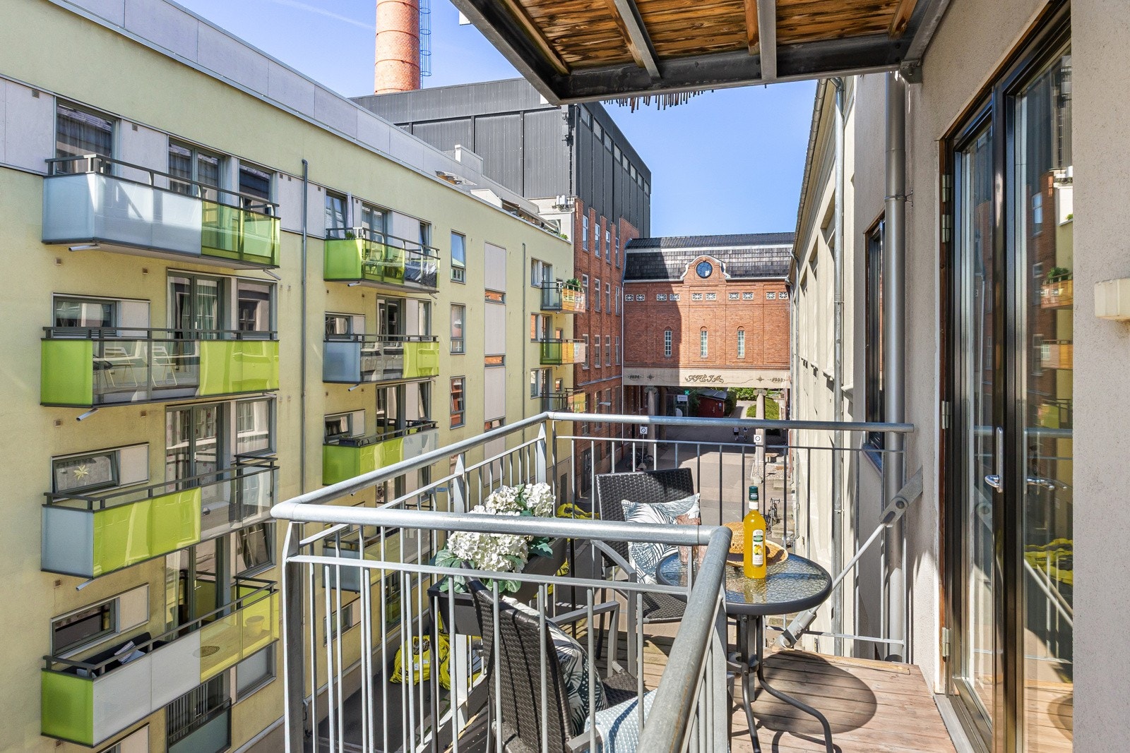 Solrik balkong med plass til grill og utemøbler. Galleribilde