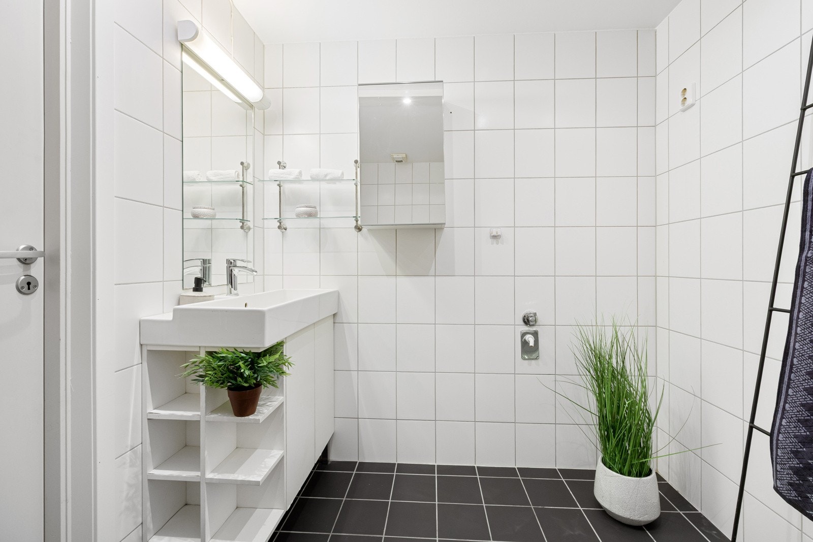Badet er av god størrelse og har plass til både vaskemaskin og tørketrommel. Galleribilde