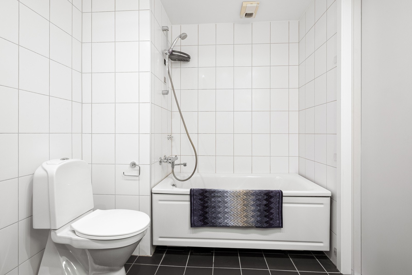 Deilig med badekar. Varmtvann er inkludert i felleskostnadene så har kan man kose seg med et godt bad. Galleribilde