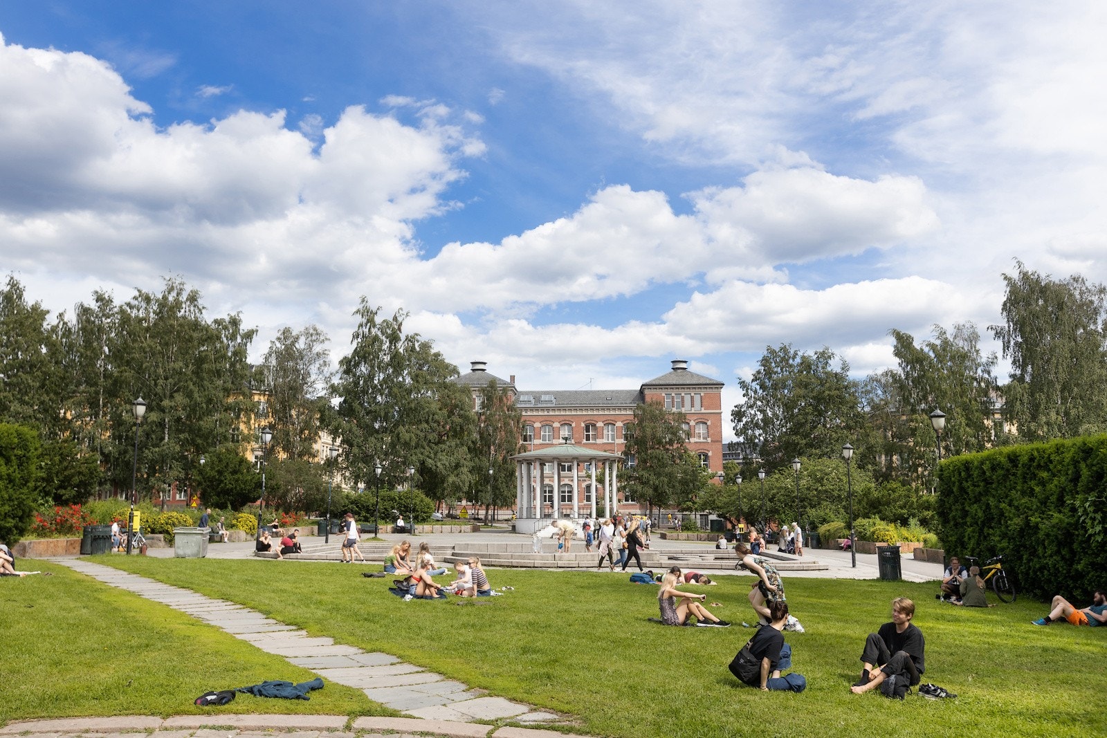Området er kjent for sine flotte parker, her ved Birkelunden. Galleribilde