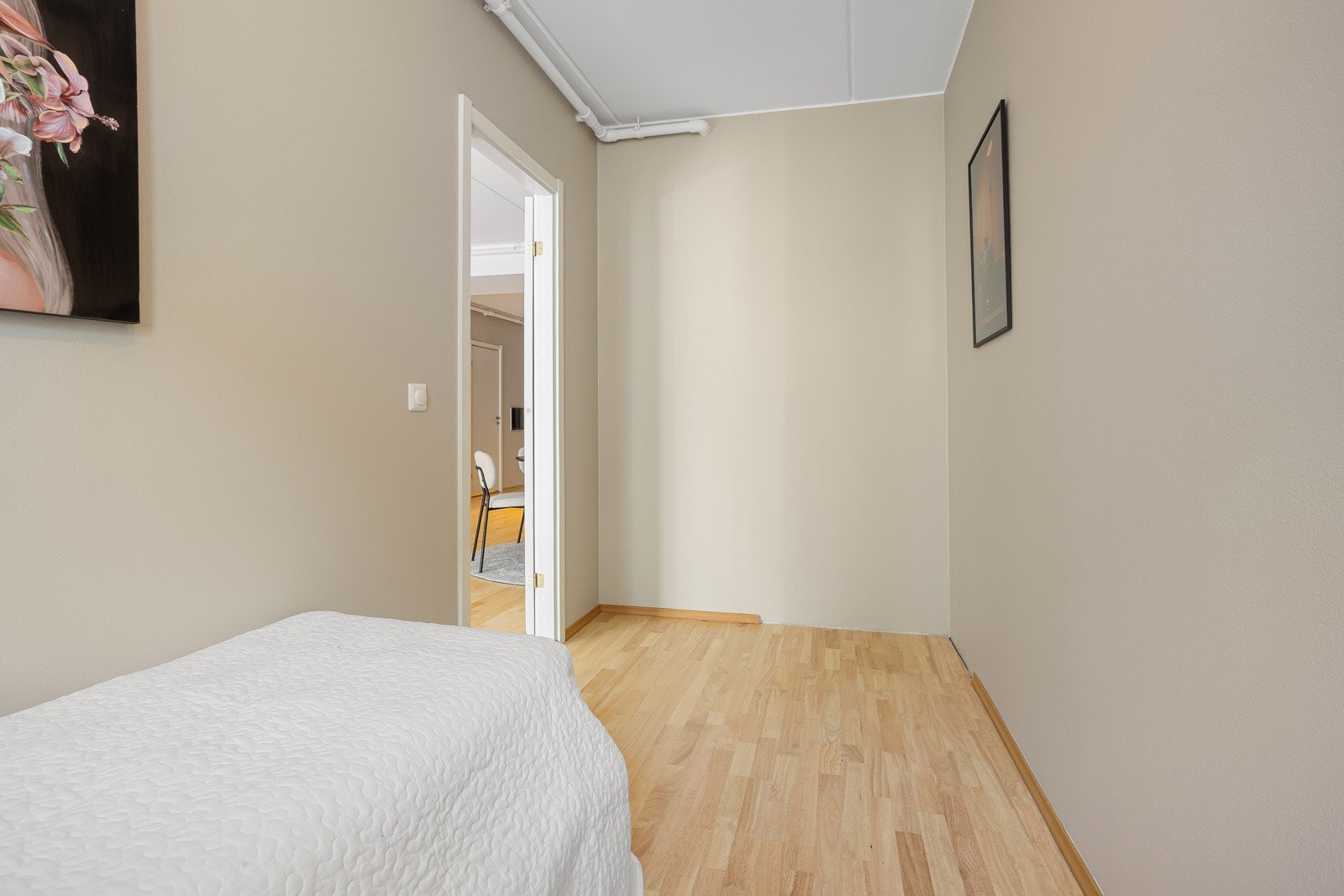 God plass til skap i enden av rommet. Galleribilde