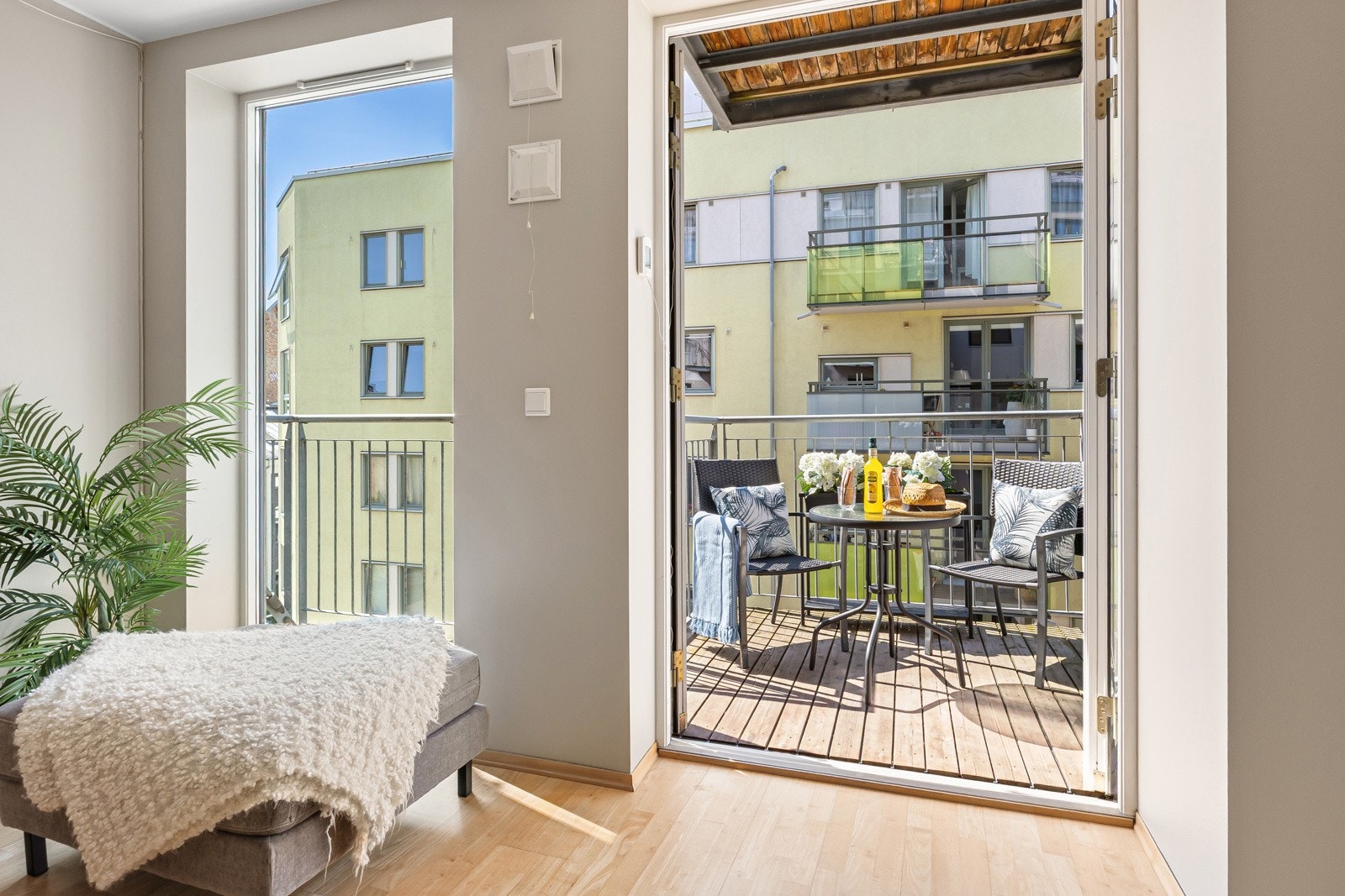 Fin balkong som fungerer som en forlengelse av stuen. Galleribilde