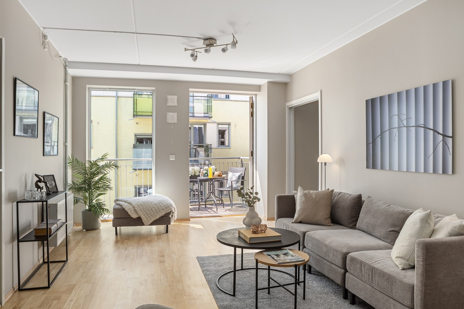 Sosial stue med doble balkongdører ? her flytter du stuen ut på balkongen når været tillater det! Galleribilde