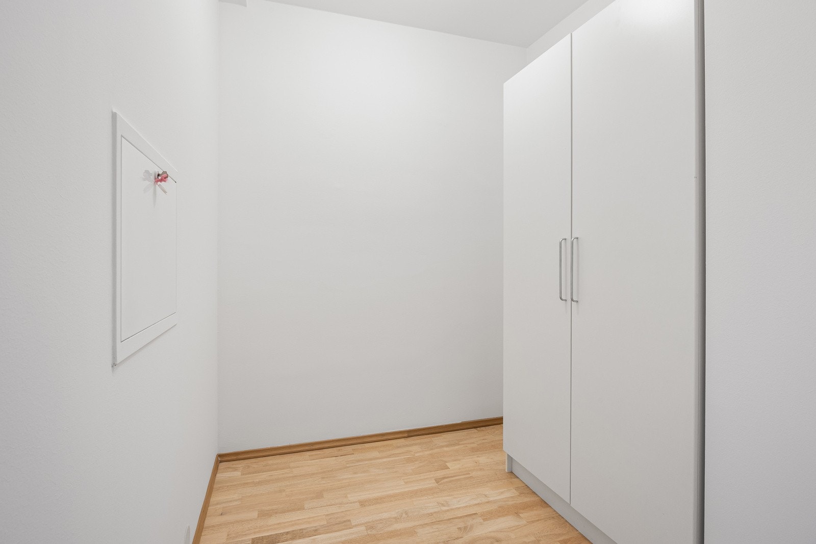 Praktisk med innvendig bod i tilknytning til entreen. Boden er også nymalt. Galleribilde